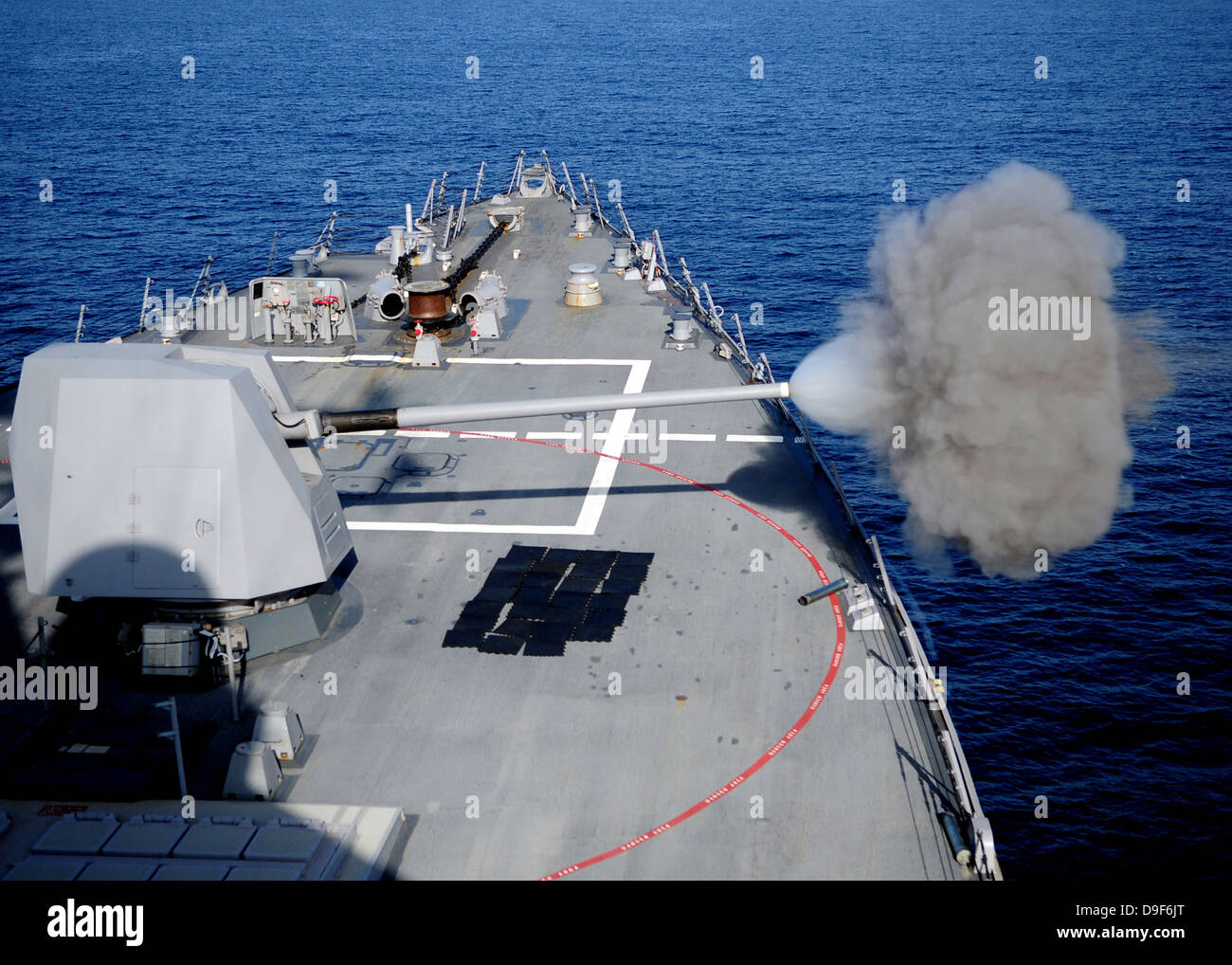USS Halsey ses feux MK-45 5 pouces/54 calibre des armes légères. Banque D'Images