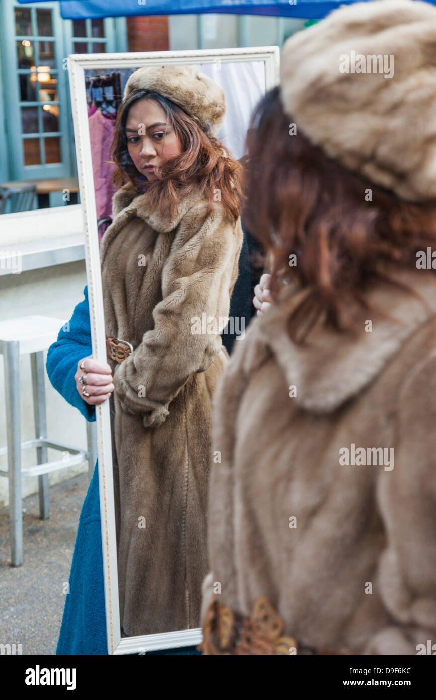 L'Angleterre, Londres, Shoreditch, Spitafields Market, manteau de fourrure  Femme Vintage Achat Photo Stock - Alamy