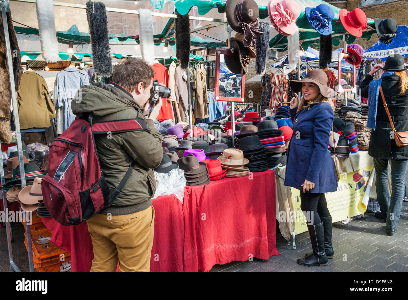 L'Angleterre, Londres, Shoreditch, Spitafields Market, Hat Stall Banque D'Images