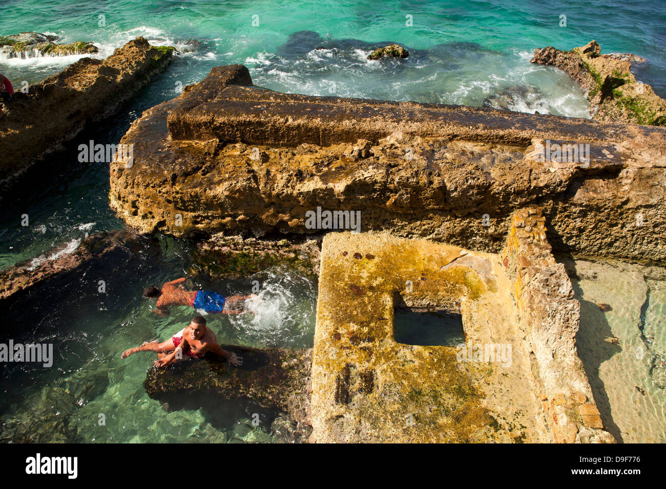 Les jeunes se baigner dans la mer à la promenade du Malecon, La Havane, Cuba, Caraïbes Banque D'Images