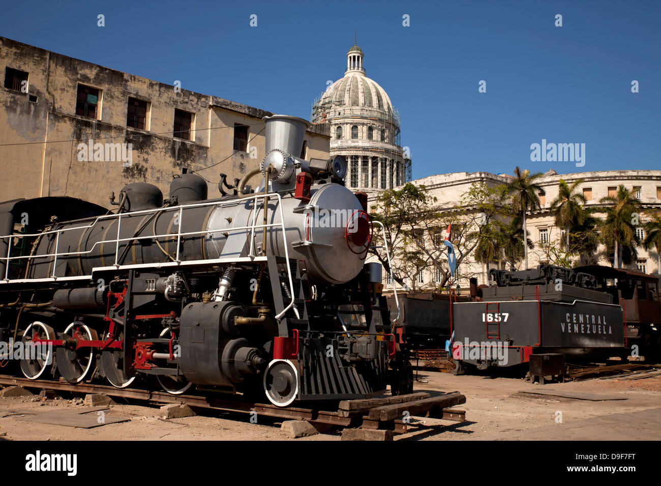 Vieille locomotive et le capitole de La Havane, Cuba, Caraïbes Banque D'Images
