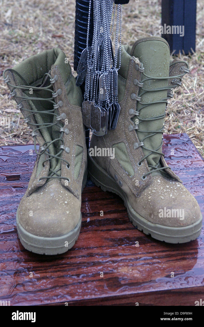 Dog Tags suspendre à un M16 d'un mémorial de la dépouille mortelle. Banque D'Images