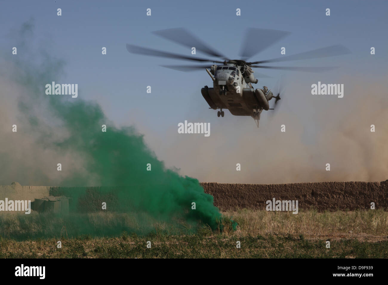 Un hélicoptère CH-53 Super Stallion se prépare à la terre en Afghanistan. Banque D'Images