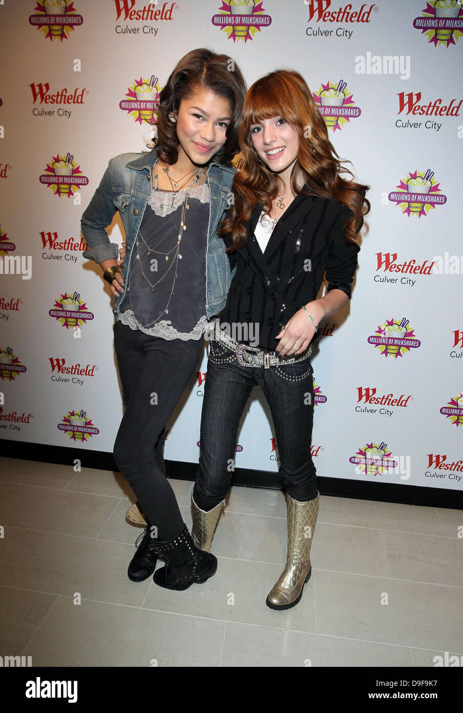 Bella Thorne et Zendaya Coleman stars de Disney Channel's nouvelle série à  succès 'Shake it Up !' faire leur signature à agiter des millions de  milkshakes à Westfield Culver City Mall. La