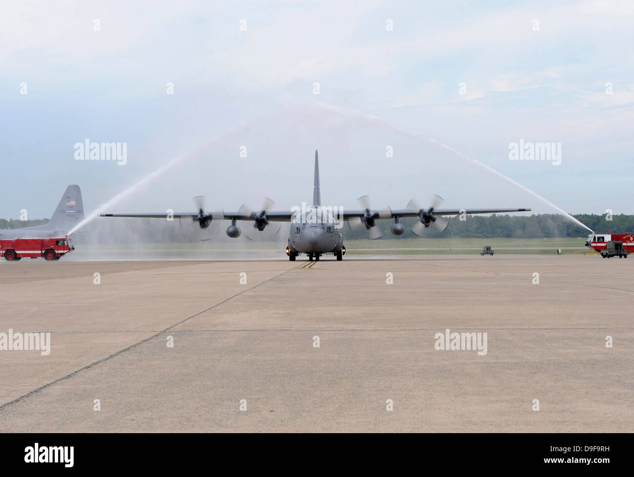 Un Air Force C-130E Hercules passe par un passage de l'incendie. Banque D'Images