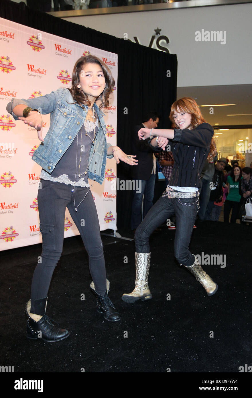 Bella Thorne et Zendaya Coleman stars de Disney Channel's nouvelle série à  succès 'Shake it Up !' faire leur signature à agiter des millions de  milkshakes à Westfield Culver City Mall. La