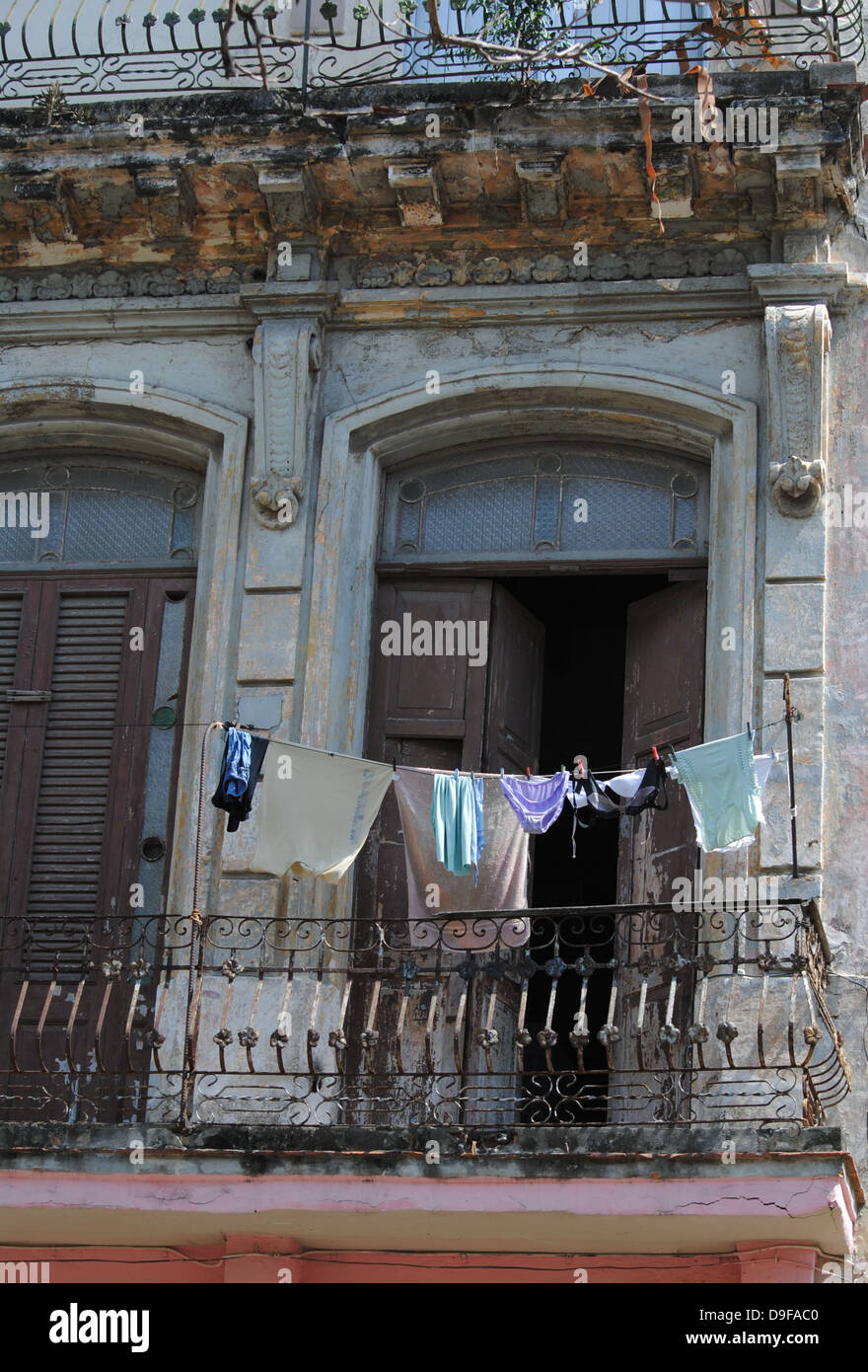 Lave-linge séchant sur un balcon à La Havane, Cuba Banque D'Images