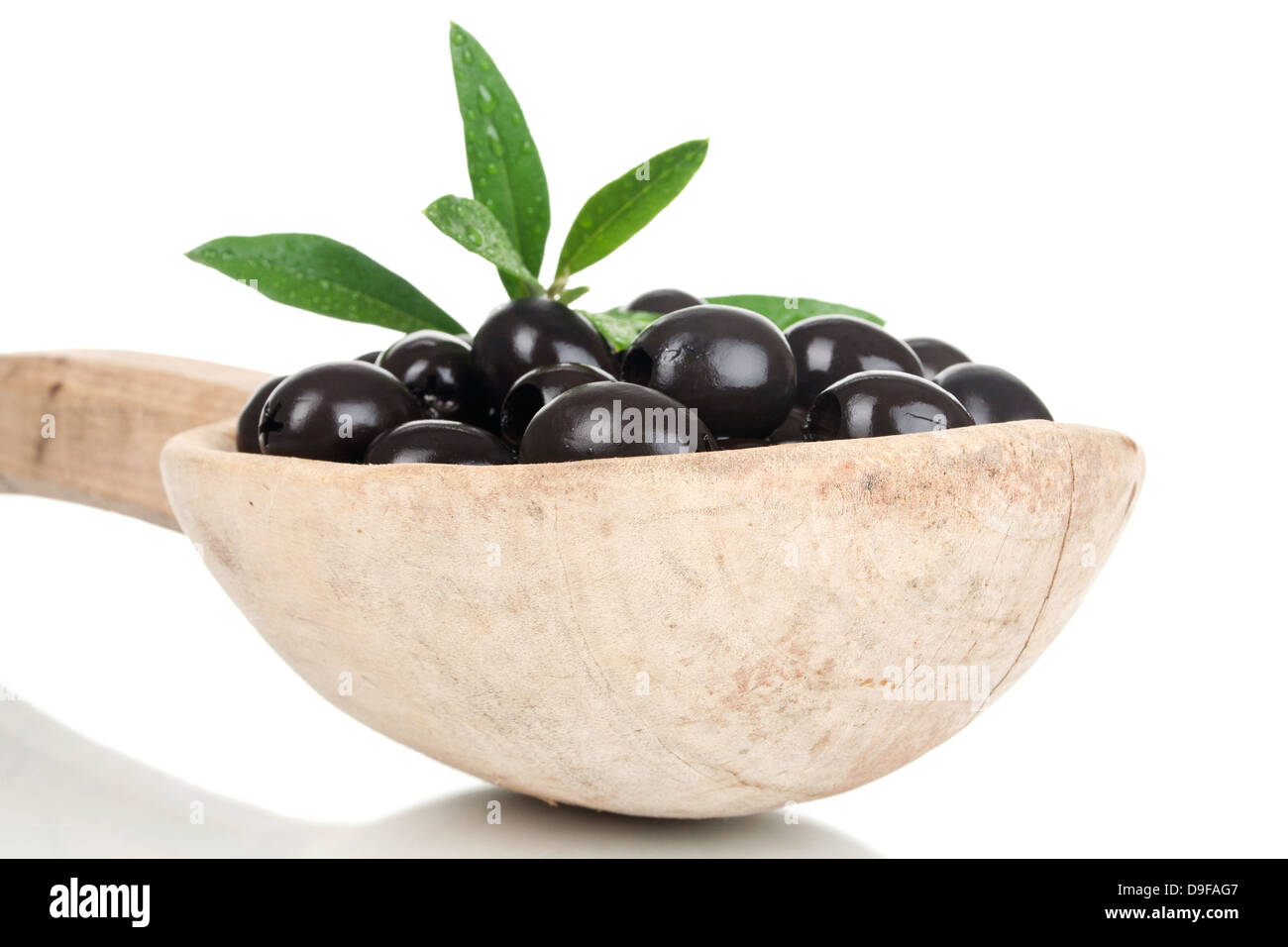 Cuillère en bois d'olives noires avec une cuillère de bois d'olive noire Banque D'Images