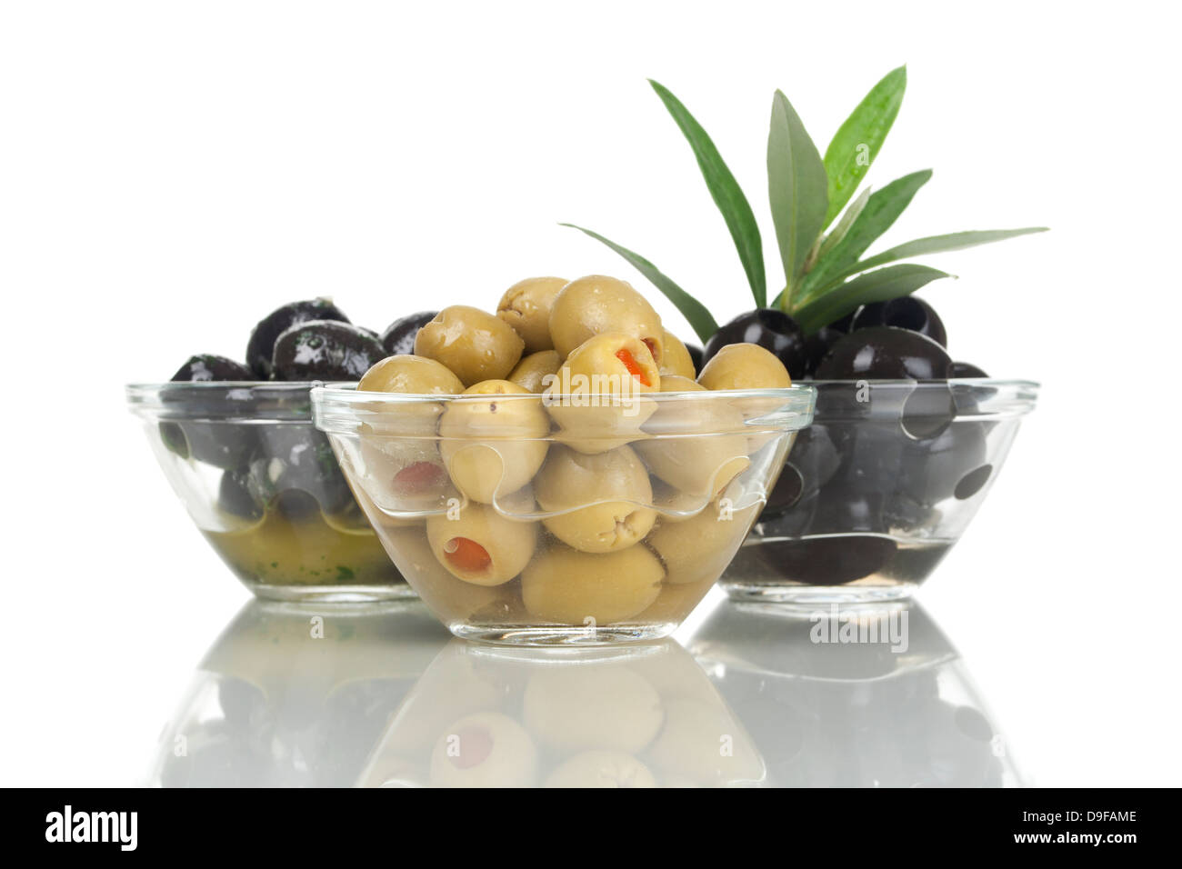 Bols en verre avec des olives, olive de différentes coupes en verre Banque D'Images