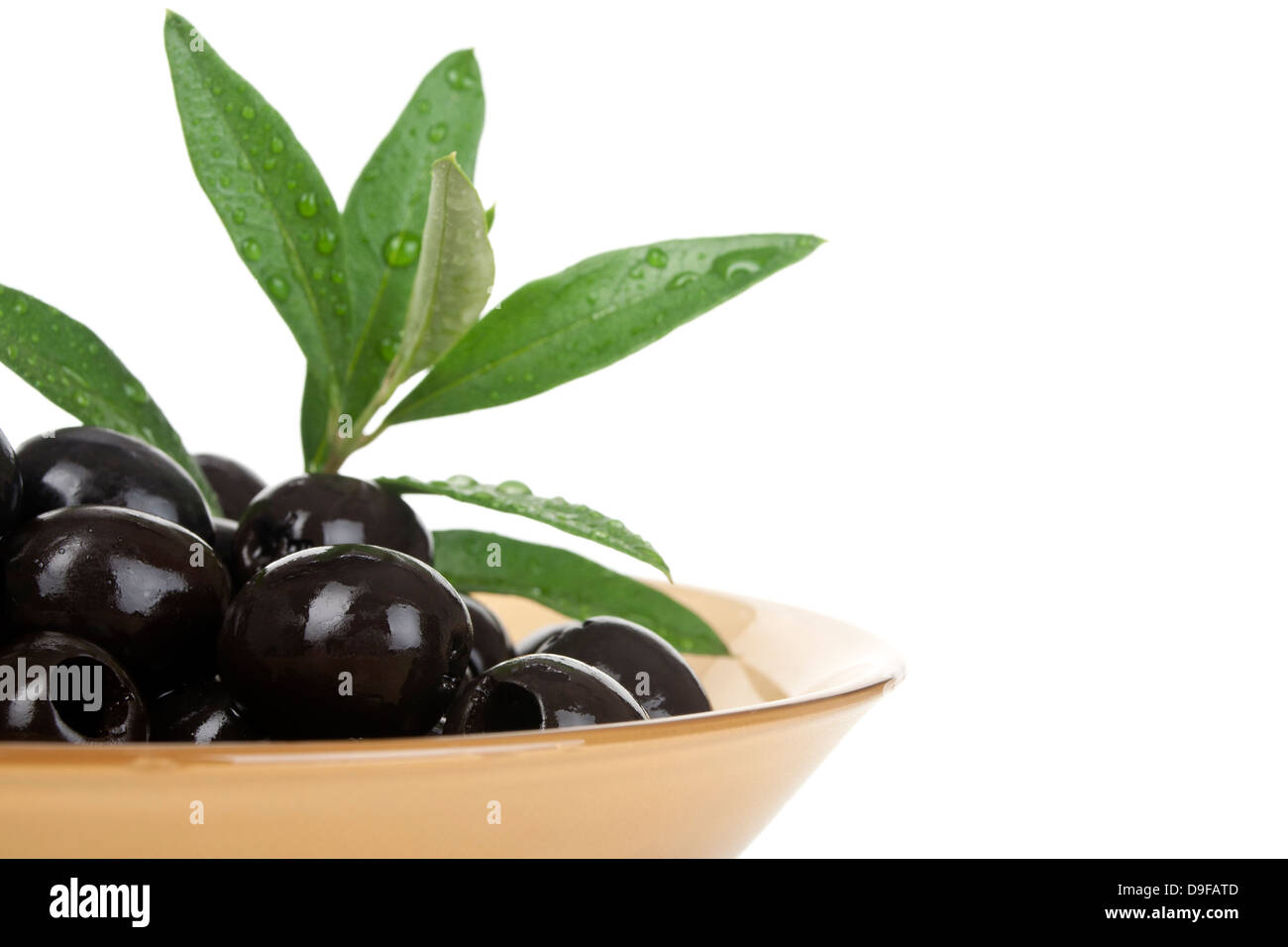 Bol en verre avec olives noires, olives noires Bowling en verre Banque D'Images