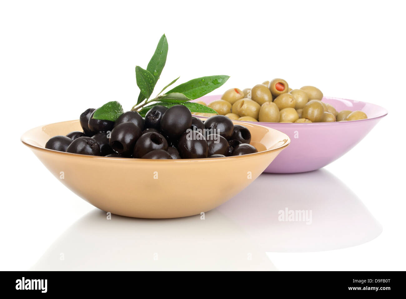 Bols en verre avec des olives vertes et noires, bols en verre avec olive vert et noir Banque D'Images