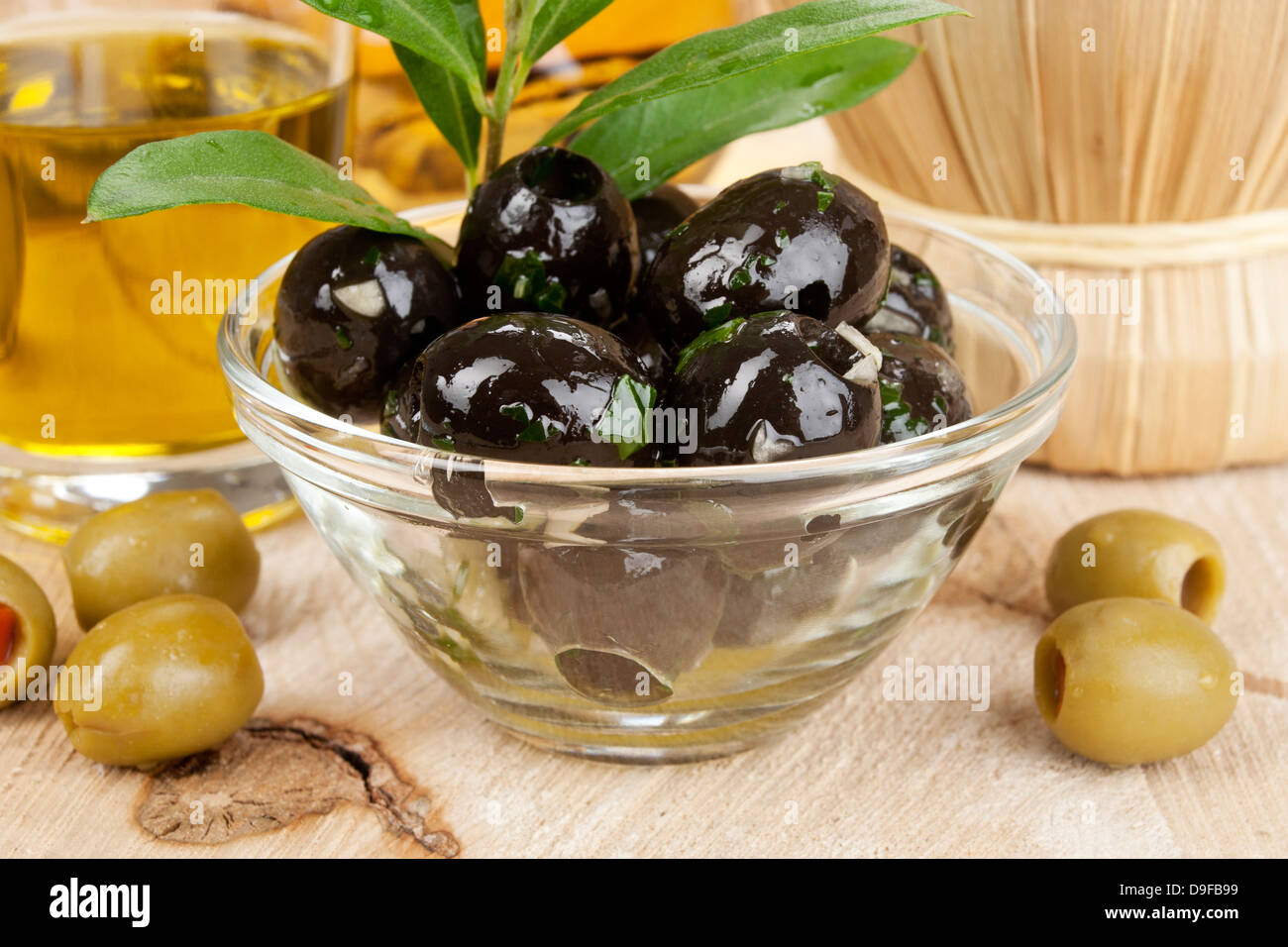 Olives incrusté dans un bol en verre, mariné dans un verre d'olive Bowling Banque D'Images