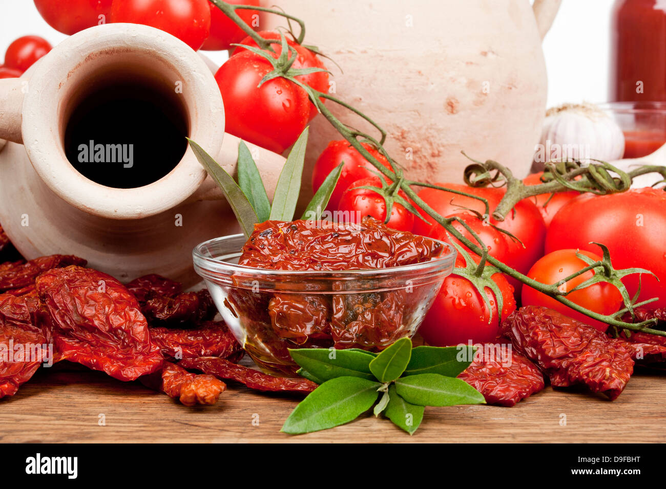 Tomates sèches sur une planche en bois tomates séchées sur une planche en bois Banque D'Images