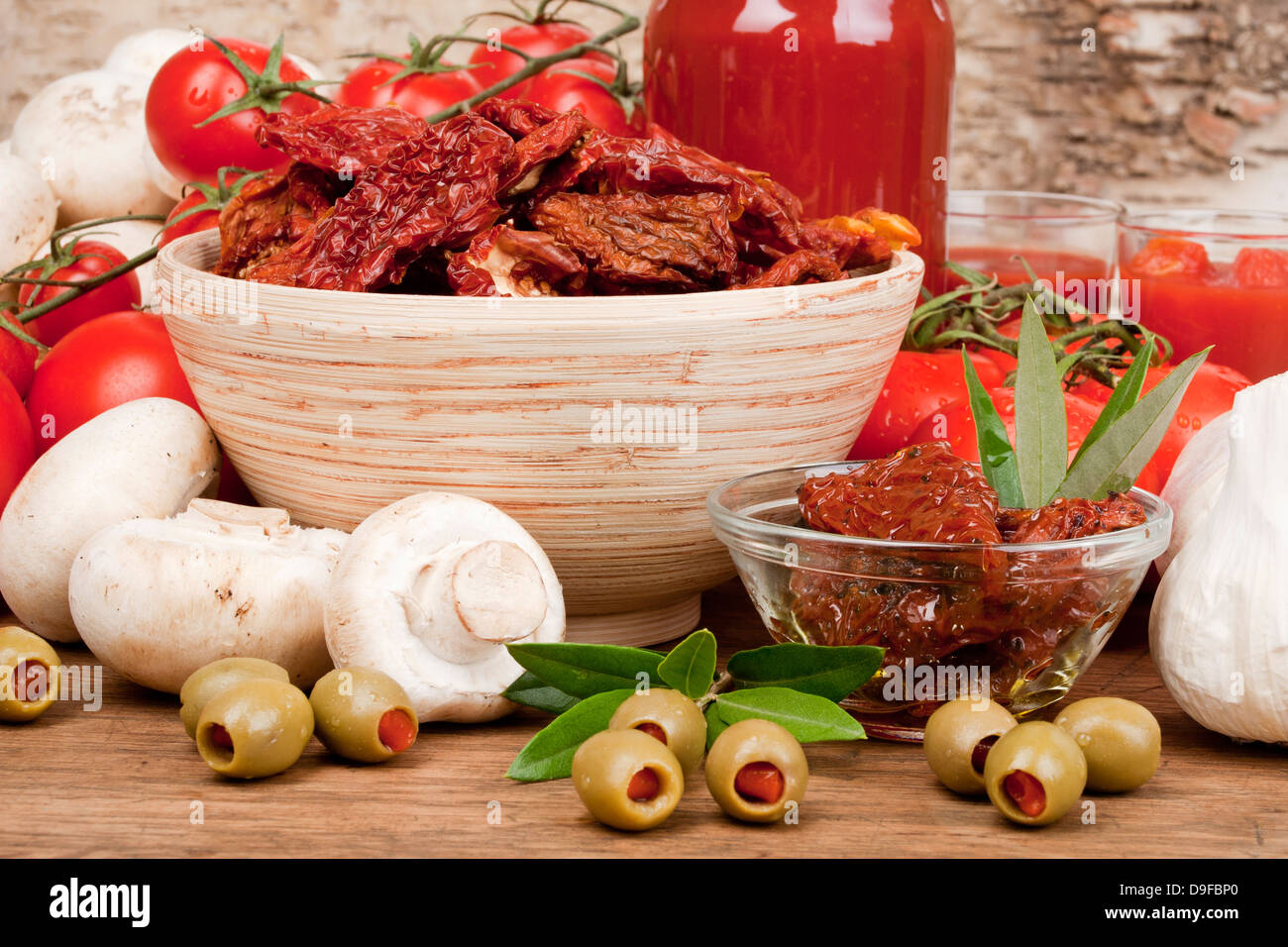 Les tomates avec les champions, l'ail et aux champignons Tomates olive, l'ail et d'olive Banque D'Images