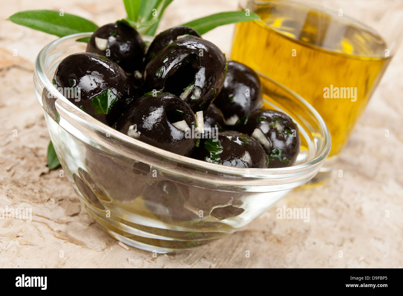 Bol en verre incrustés des olives, olive mariné au bowling avec verre Banque D'Images