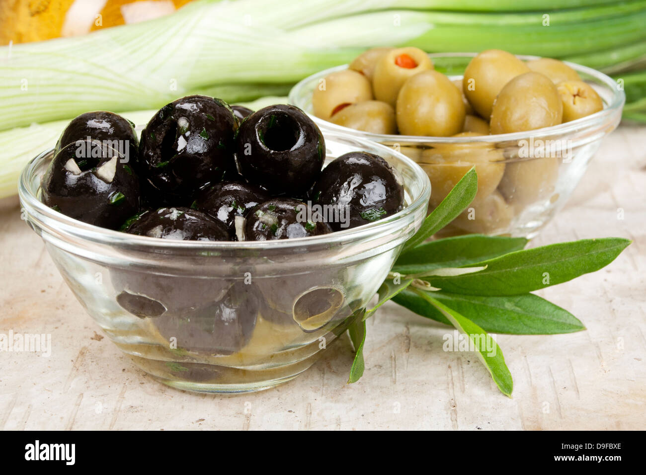 Bols en verre incrustés des olives, olive mariné avec bols en verre Banque D'Images