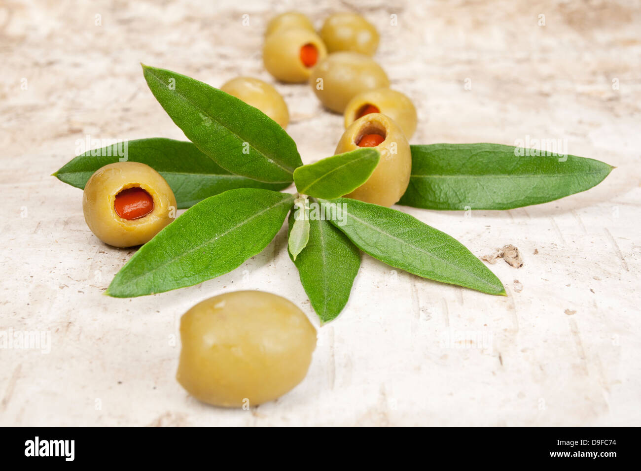 Olives plein avec une branche de l'olivier, olive farcie avec une branche d'olivier en Banque D'Images