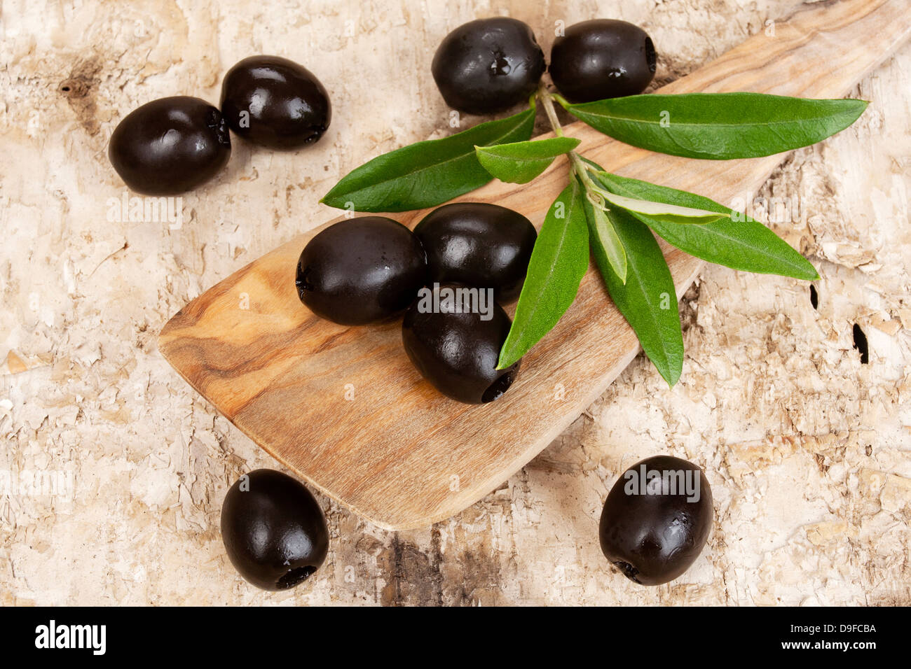 Pfannenwender de bois d'olive et aux olives, olive olive avec spatule en bois Banque D'Images