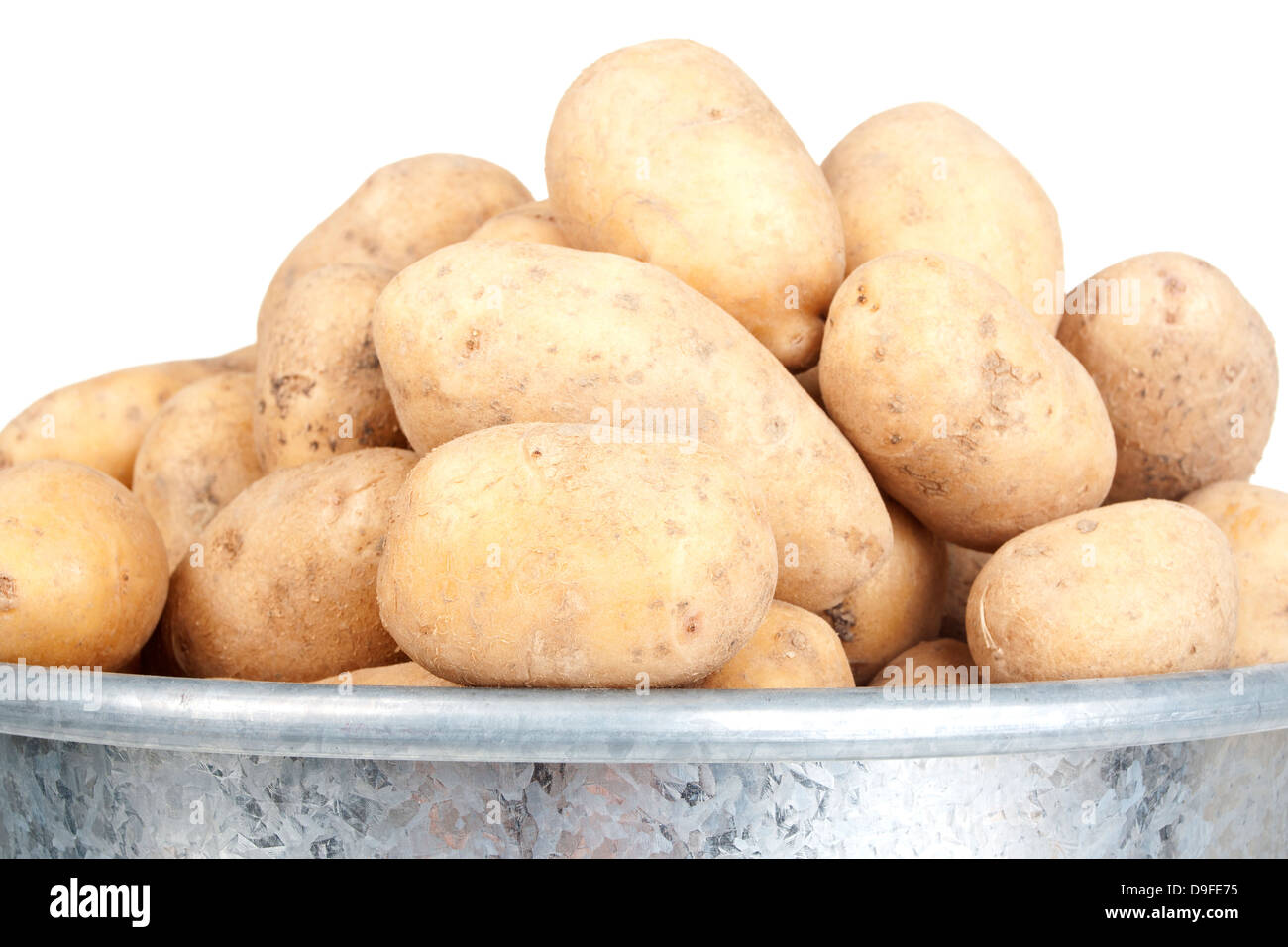 Les pommes de terre dans un seau en métal les pommes de terre dans un seau en métal Banque D'Images