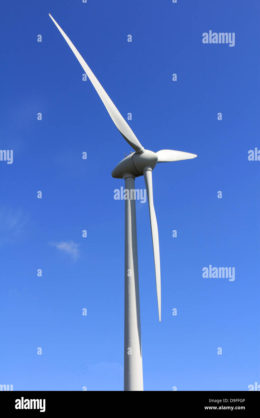 Wind turbine contre ciel bleu, montrant la rotation de la lame. Banque D'Images
