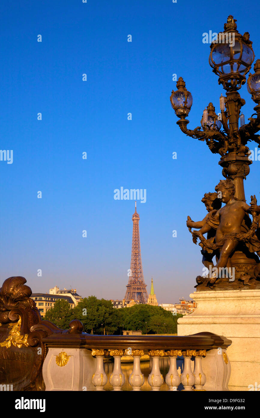 Le Pont Alexandre III, avec la Tour Eiffel, Paris, France Banque D'Images