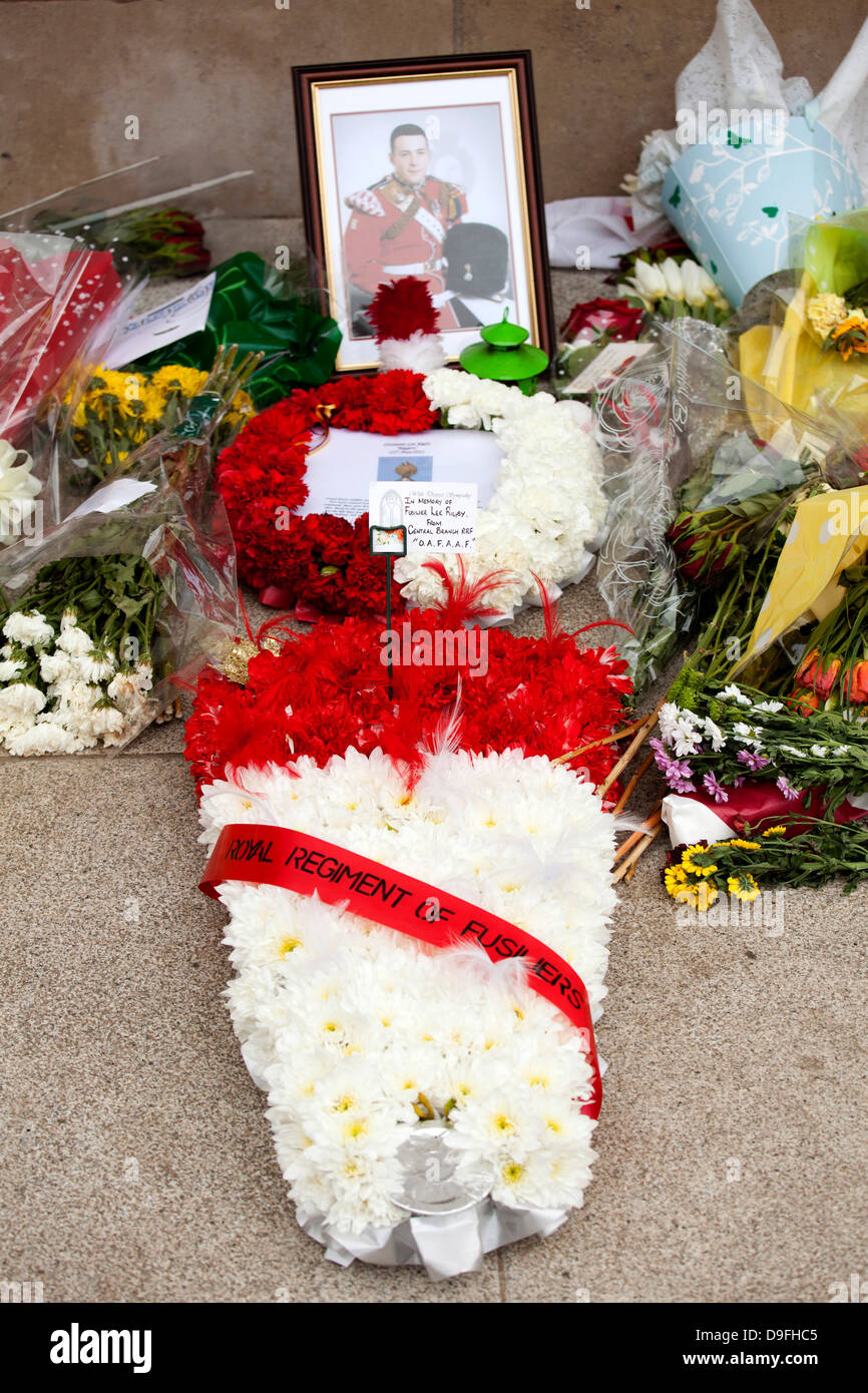 Tributs floraux prévues dans la mémoire de Fusilier Lee Rigby au Monument commémoratif de guerre dans War Memorial Park, Coventry. Banque D'Images