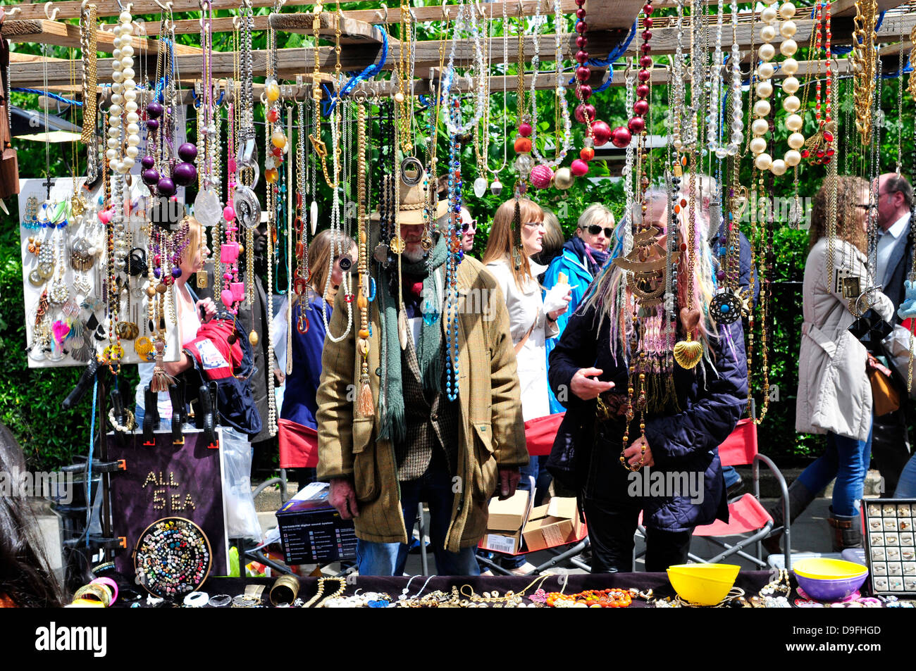 Blocage de bijoux dans le marché de Portobello, Londres, Royaume-Uni. Banque D'Images