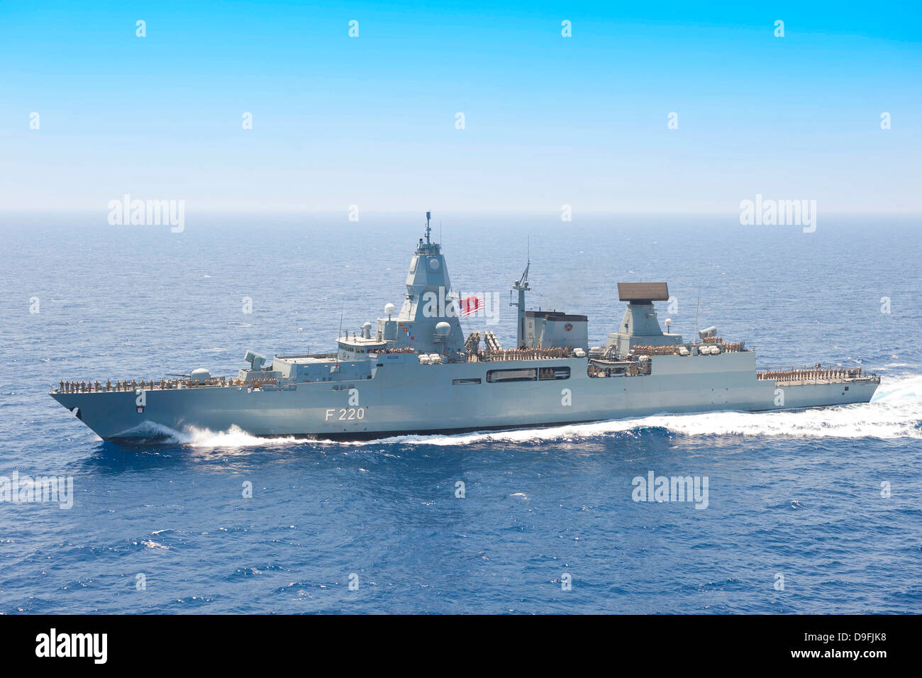 La frégate de la marine allemande FGS rend honneur à Hambourg le porte-avions USS Dwight D. Eisenhower comme il cuit en même temps que le 15 juin 2013 tandis que dans la mer Méditerranée. Banque D'Images