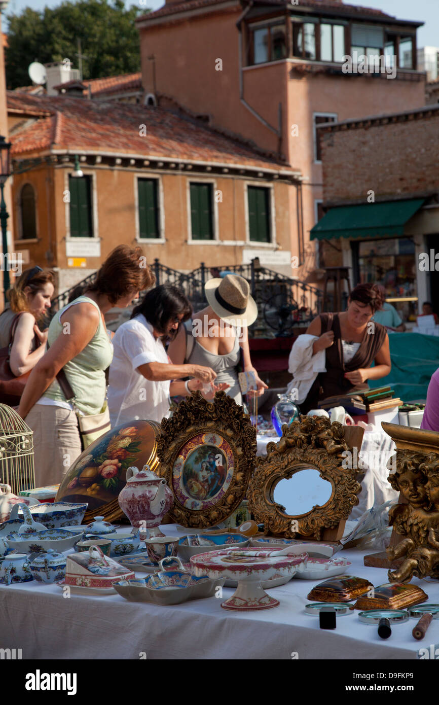 Marché aux puces à Campo San Barnaba, Venise, Vénétie, Italie Banque D'Images