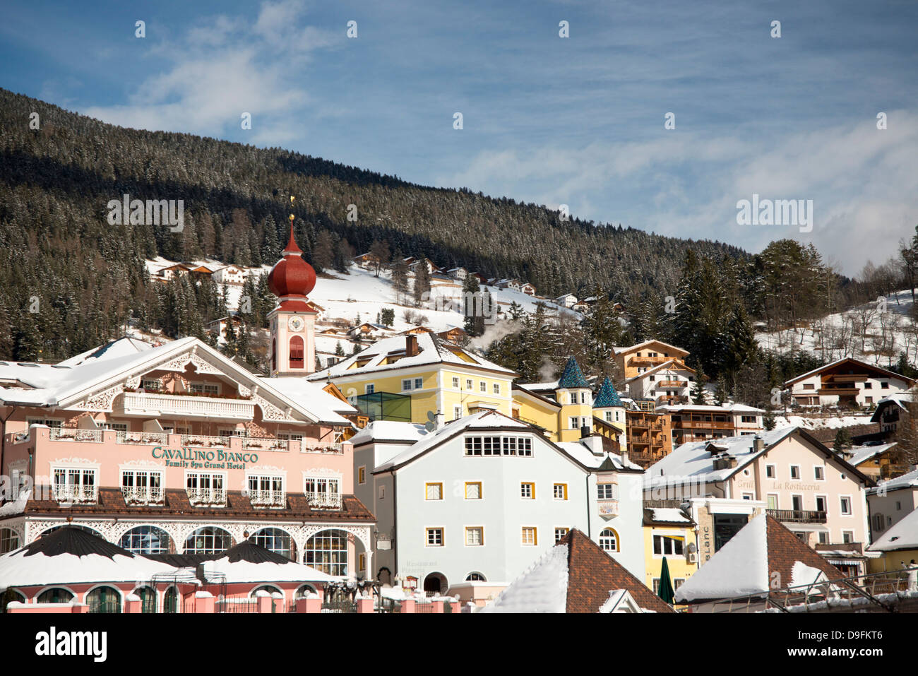 La ville de Ortisei dans les dolomites près de la station de ski Alpe di Siusi, le Tyrol du Sud, Italie Banque D'Images