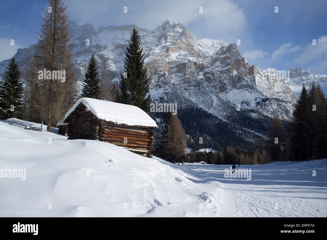 Grange de l'Alta Badia ski avec montagnes Lavarella et Contourines, Corvara, les Dolomites, le Tyrol du Sud, Italie Banque D'Images