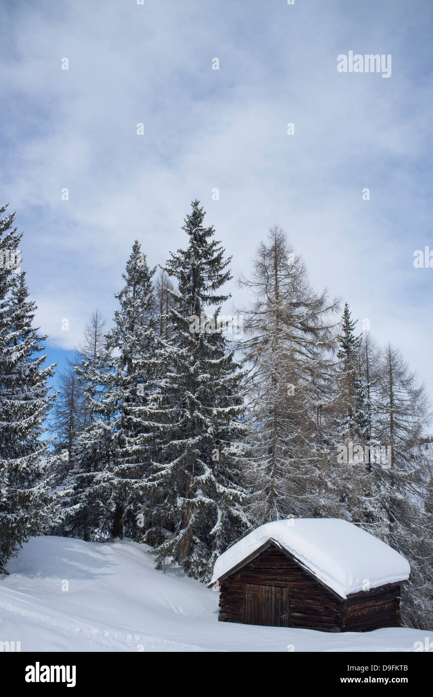 Une ancienne grange en bois recouvert de neige à la station de ski près de Alta Badia Corvara dans les Dolomites, le Tyrol du Sud, Italie Banque D'Images