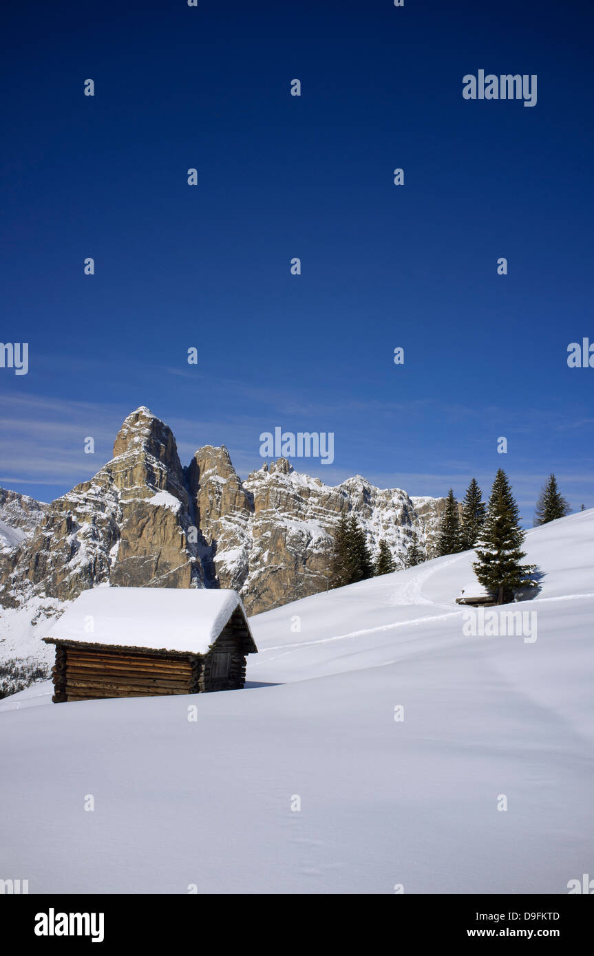 Grange de l'Alta Badia ski resort et Sassongher Corvara, derrière la montagne, les Dolomites, le Tyrol du Sud, Italie Banque D'Images