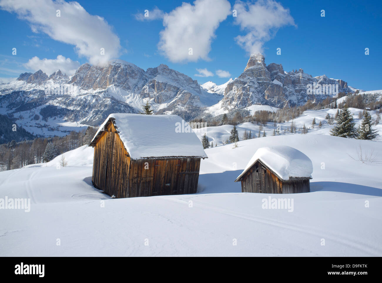 Pochettes, Conturines Lavarella et Sasongher granges derrière à l'Alta Badia ski près de Corvara, Dolomites, le Tyrol du Sud, Italie Banque D'Images