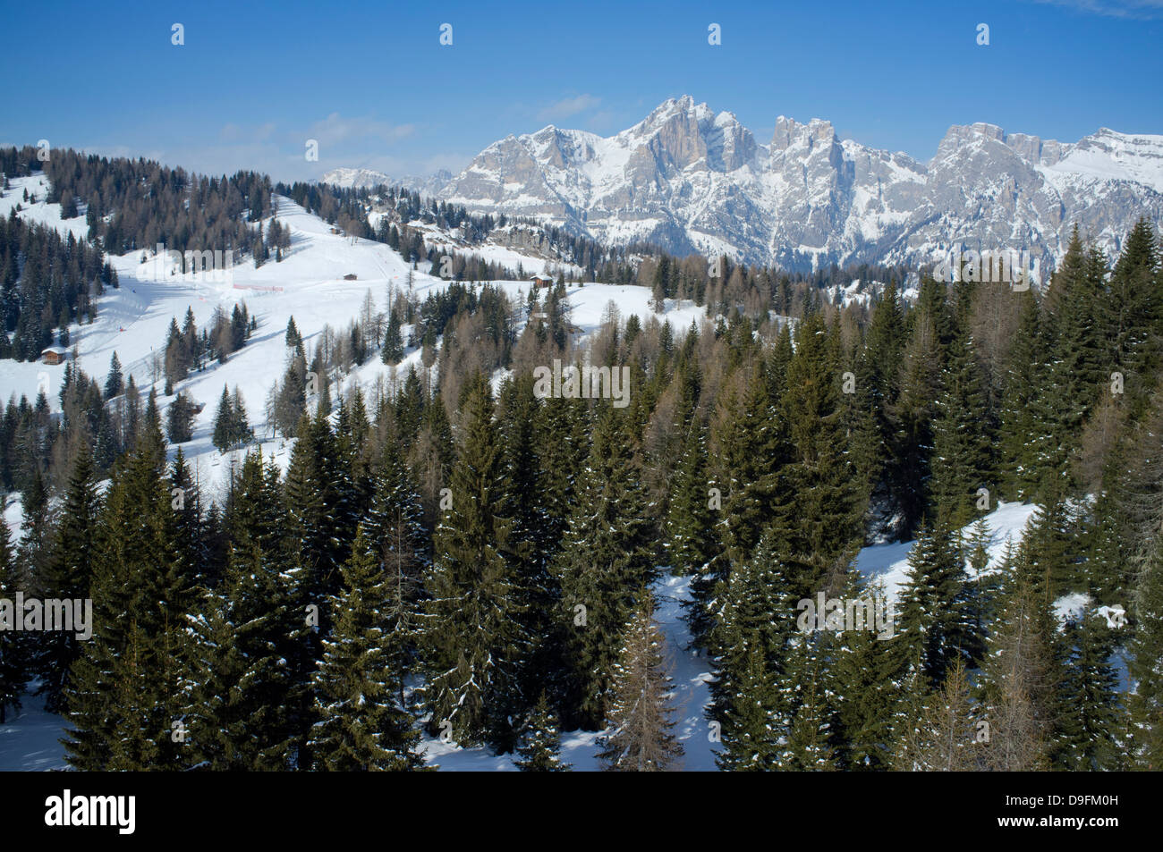 Une vue aérienne de la station de ski de Civetta Civetta et montagne dans la distance, les Dolomites, le Tyrol du Sud, Italie Banque D'Images
