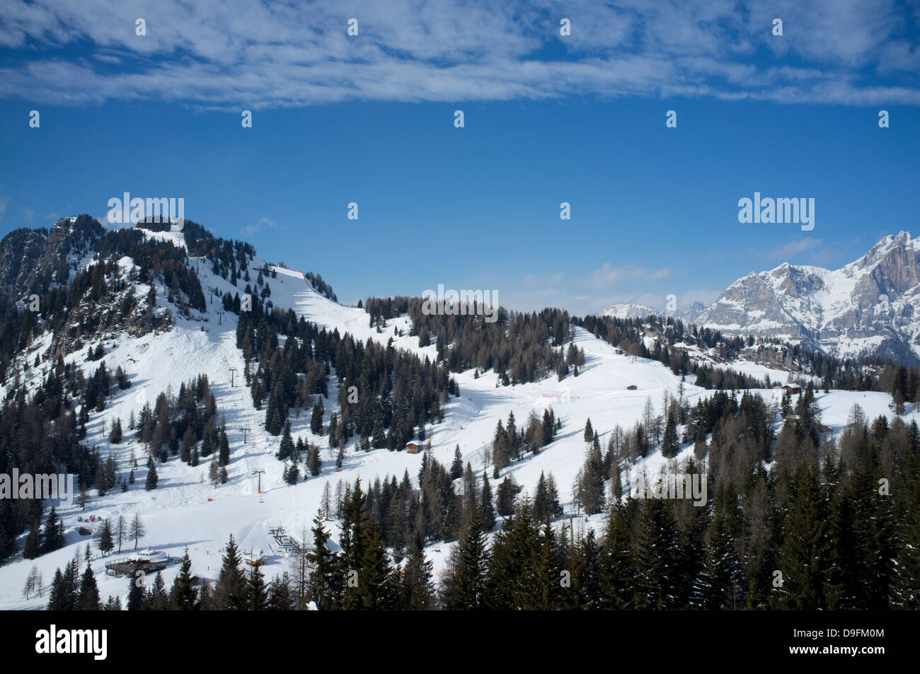 Une vue aérienne de la station de ski de Civetta Civetta et montagne dans la distance, les Dolomites, le Tyrol du Sud, Italie Banque D'Images