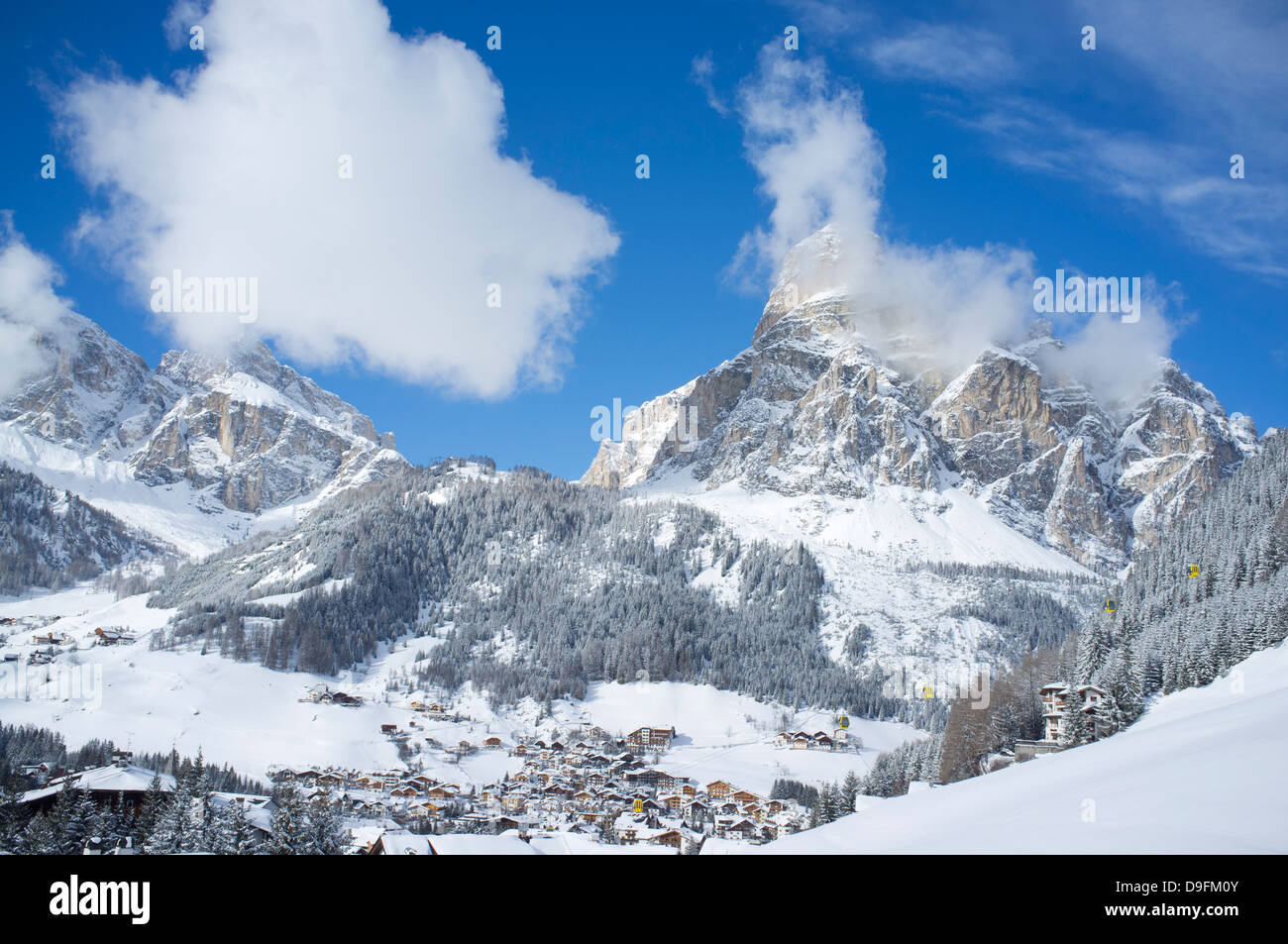 Vue de Corvara et Sassongher Mountain de la station de ski d'Alta Badia, dans les Dolomites dans le Tyrol du Sud, Italie Banque D'Images