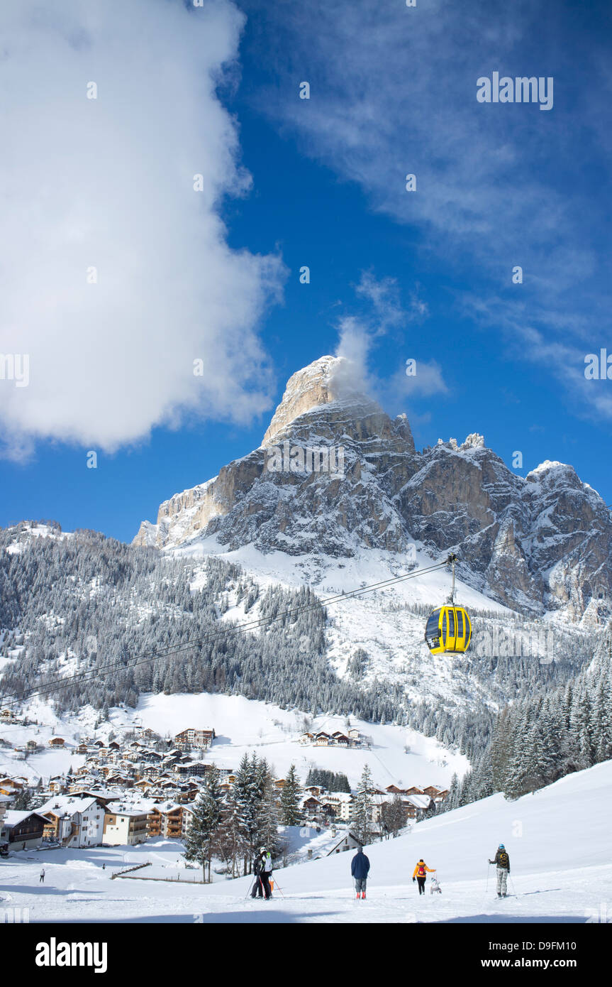 Avis de Corvara et gondole à l'Alta Badia ski avec Sassongher montagne derrière, Dolomites, Tyrol du Sud, Italie Banque D'Images
