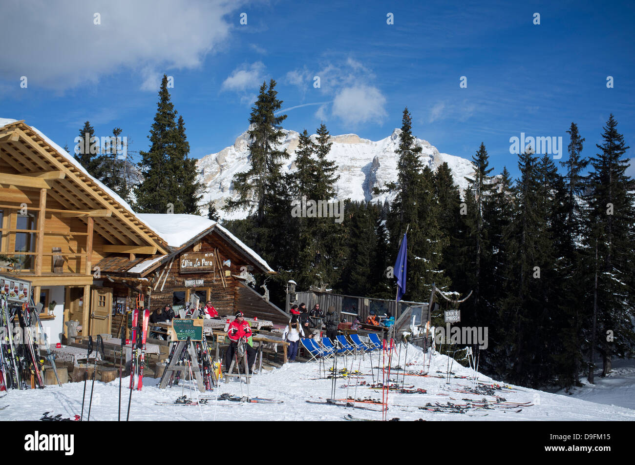 Un restaurant de montagne à la station de ski Alta Badia, dans les Dolomites dans le Tyrol du Sud, Italie Banque D'Images