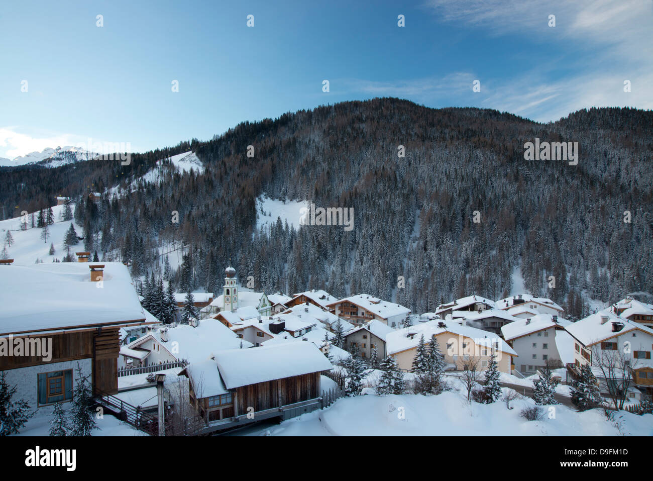 Un matin tôt vue de toits couverts de neige à San Cassiano près du domaine skiable Alta Badia, Dolomites, Tyrol du Sud, Italie Banque D'Images