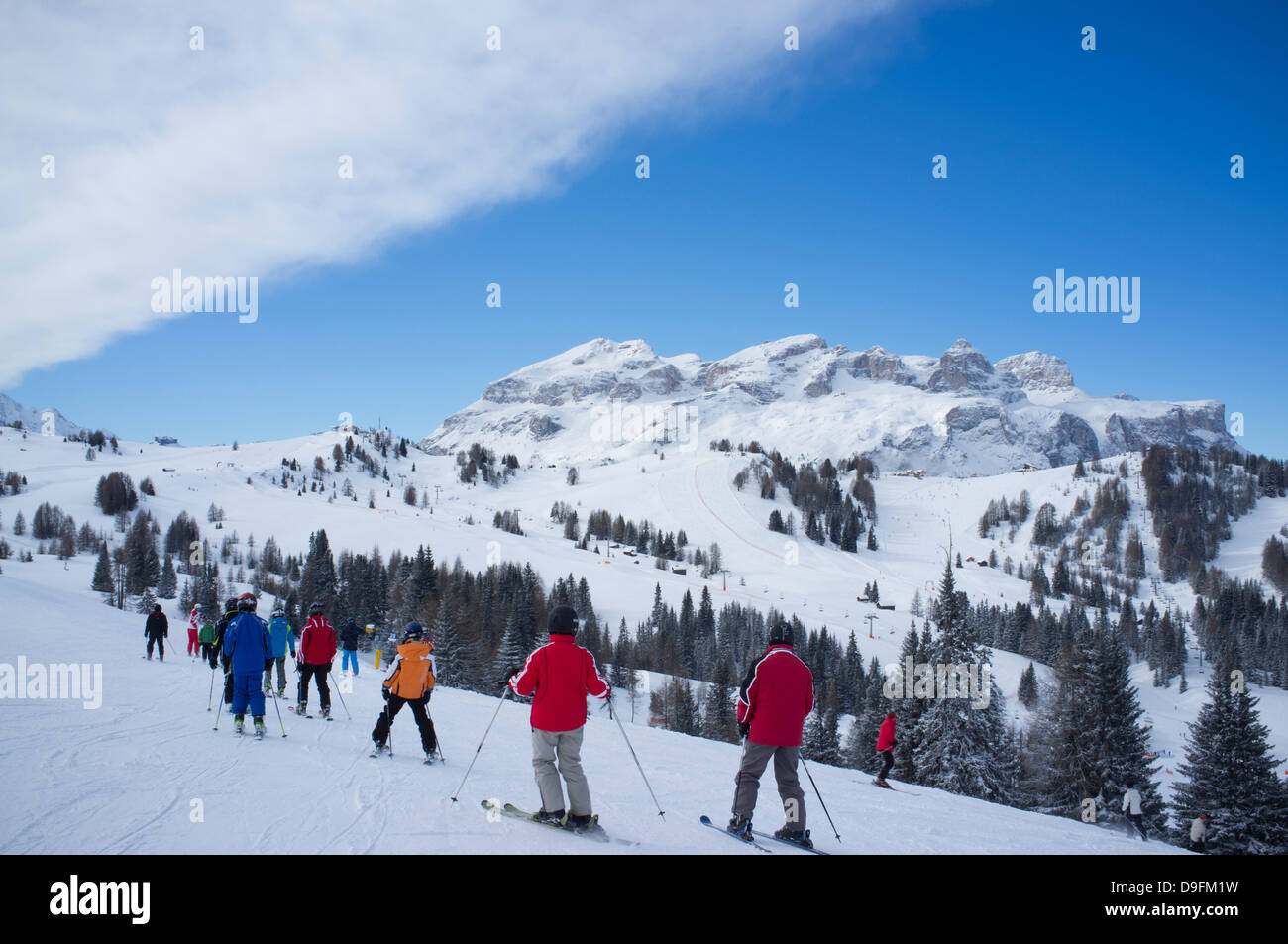 Un groupe de skieurs de l'Alta Badia ski près de Corvara, Dolomites, le Tyrol du Sud, Italie Banque D'Images