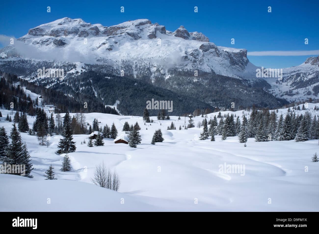Les montagnes Lavarella et Coutrine neige fraîche et à l'Alta Badia ski près de Corvara, Dolomites, le Tyrol du Sud, Italie Banque D'Images