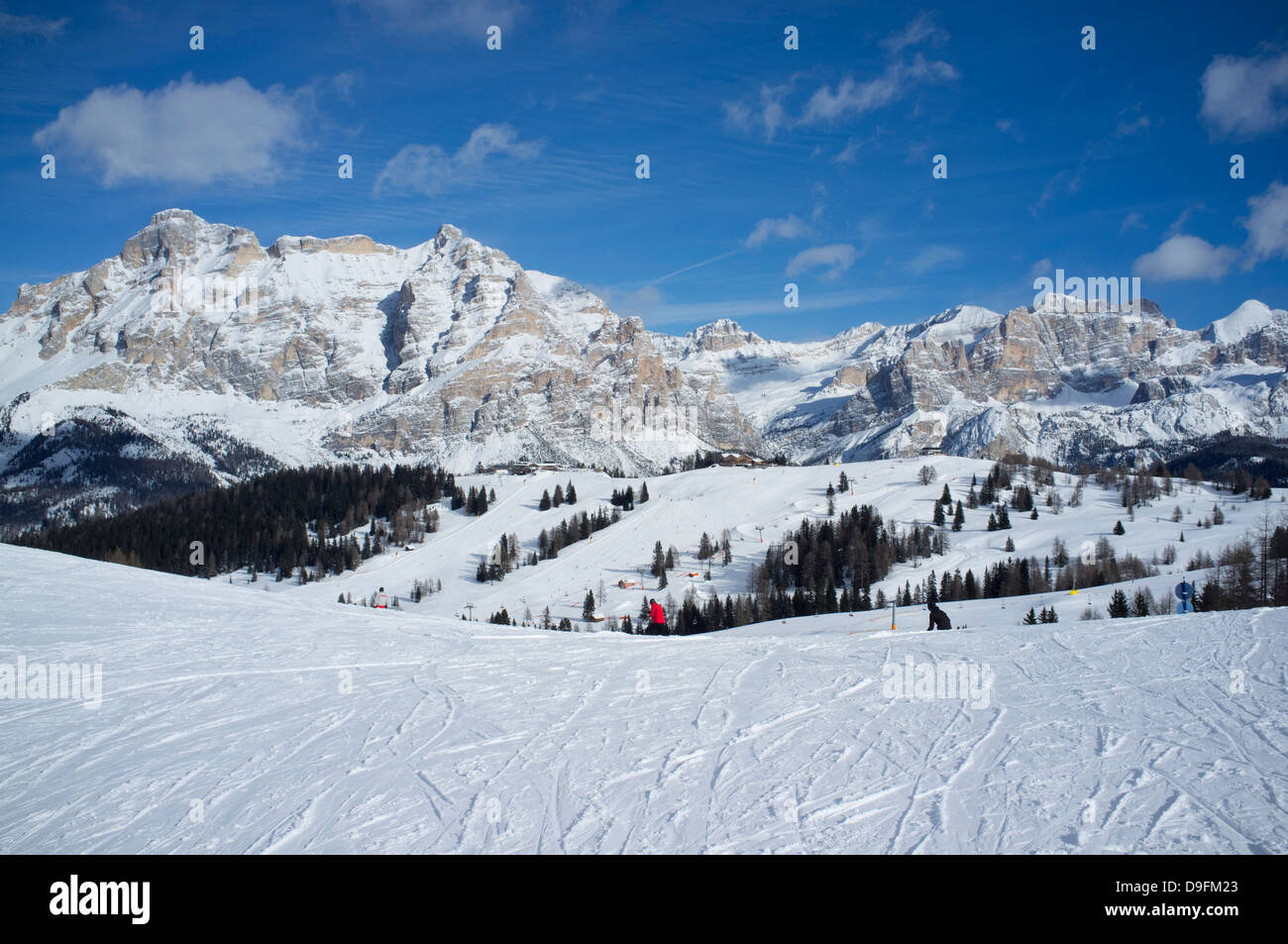 La station de ski Alta Badia et Contourines avec montagnes Lavarella derrière, Corvara, Dolomites, le Tyrol du Sud, Italie Banque D'Images