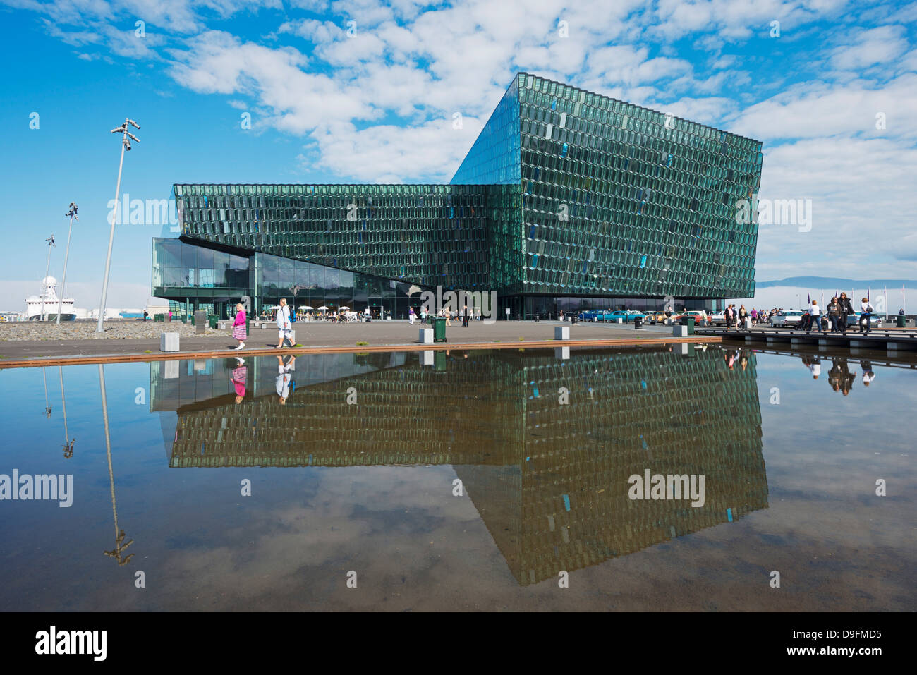 Harpa Concert Hall et centre de conférences, la façade en verre conçu par l'artiste Olafur Eliasson et Henning, Reykjavik, Islande Banque D'Images