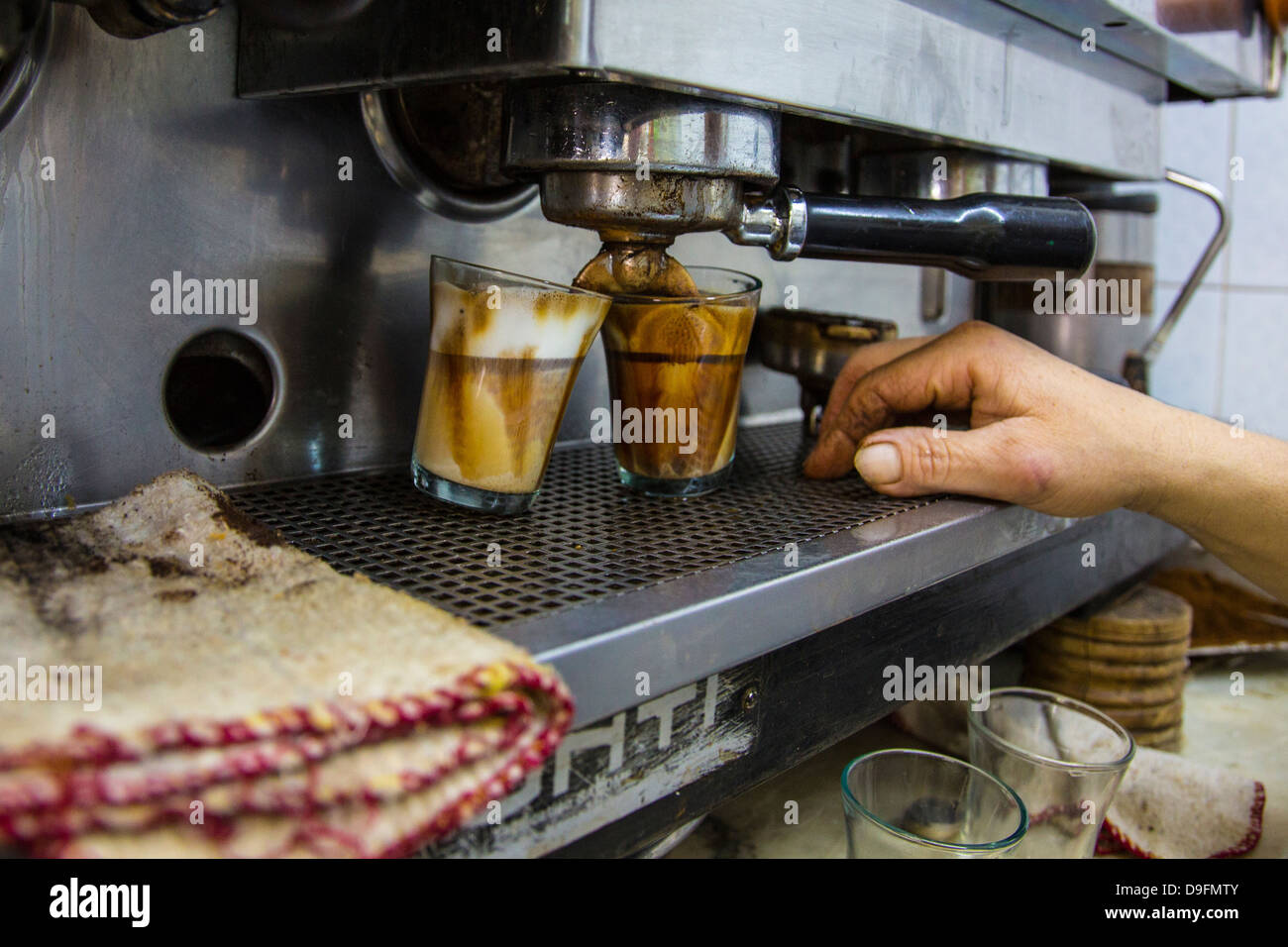 Machine à expresso dans un café à Tunis, Tunisie Photo Stock - Alamy