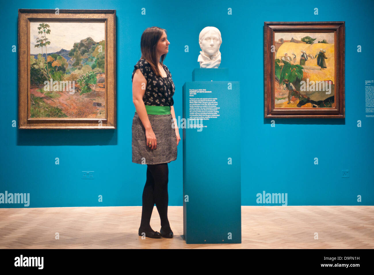 Londres, Royaume-Uni. 19 juin 2013. Hannah Talbot, le marketing à l'managar Courtauld Gallery, se dresse à côté de "Portrait de Mette Gauguin 1879-1880" de l'une des deux seules sculptures en marbre jamais créée par Paul Gauguin à la Courtauld Gallery. Sur l'arrière-plan "paysage Martinique 1887" (L) et "Les meules de foin (Les) 1889" (R) Credit : Piero Cruciatti/Alamy Live News Banque D'Images