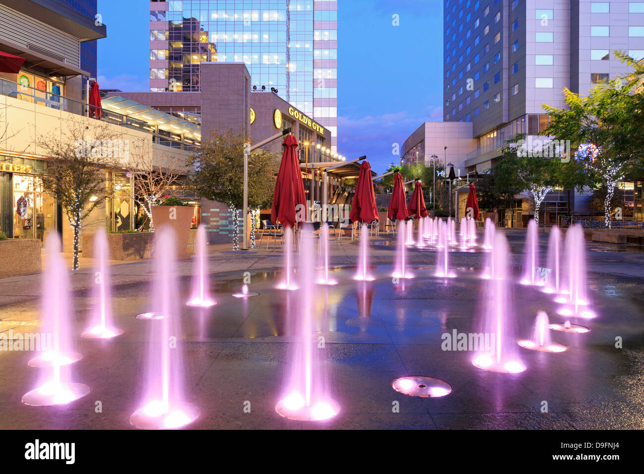 Fontaine en paysage urbain complexe, Phoenix, Arizona, USA Banque D'Images