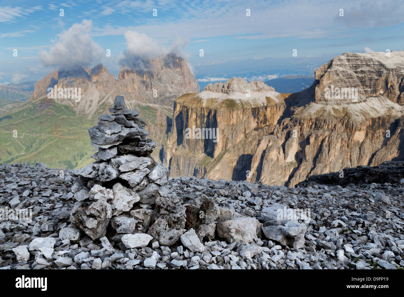 Cairn de pierre sur Sass Pordoi randonnée dans les Dolomites avec Sassolungo montagnes au loin, Trentino-Alto Adige, Italie Banque D'Images