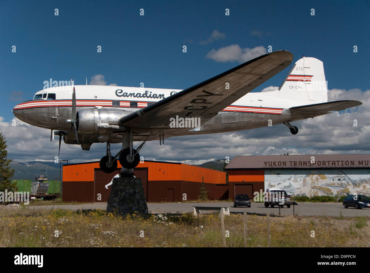À la retraite, de l'aéroport avion DC-3 sur un support pivotant, la plus grande girouette, Whitehorse, Yukon, Canada Banque D'Images
