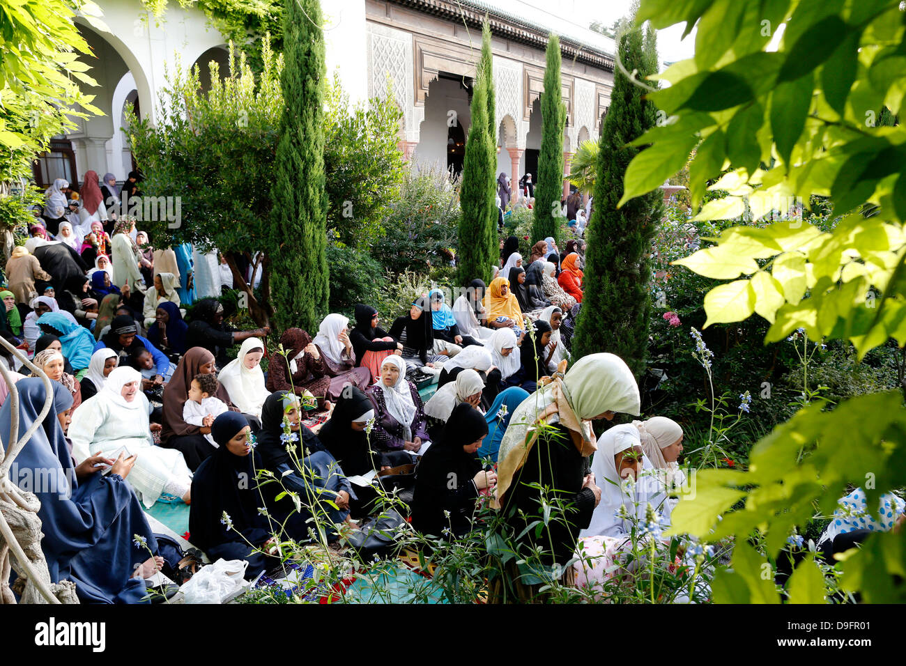 Musulmans à la Grande Mosquée de Paris sur l'Eid al-Fitr festival, Paris, France Banque D'Images